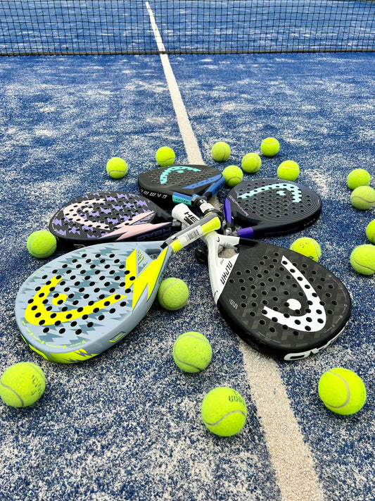 Head padel rackets op een hoop.