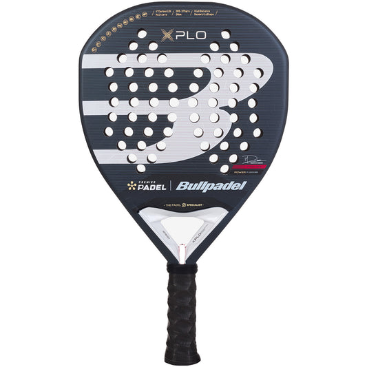 Close-up van de Bullpadel Xplo Premier Padel – Limited Edition padelracket met ruwe carbon bladstructuur voor extra spin