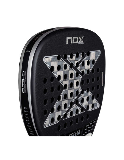 Close-up bladstructuur 18K aluminised carbon Nox AT10 Genius Attack 2026