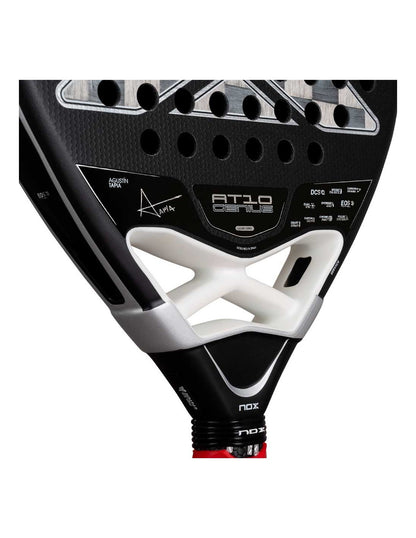 Close-up bladstructuur 18K aluminised carbon Nox AT10 Genius Attack 2026