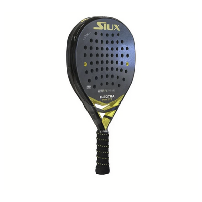 Close-up van de Siux Electra Pro ST3 2024 – professioneel padelracket met grof korrelprofiel voor extra spin en precisie.
